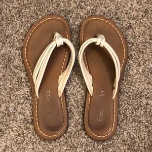 Bernardo Miami Sandle with White Straps Size 9M.